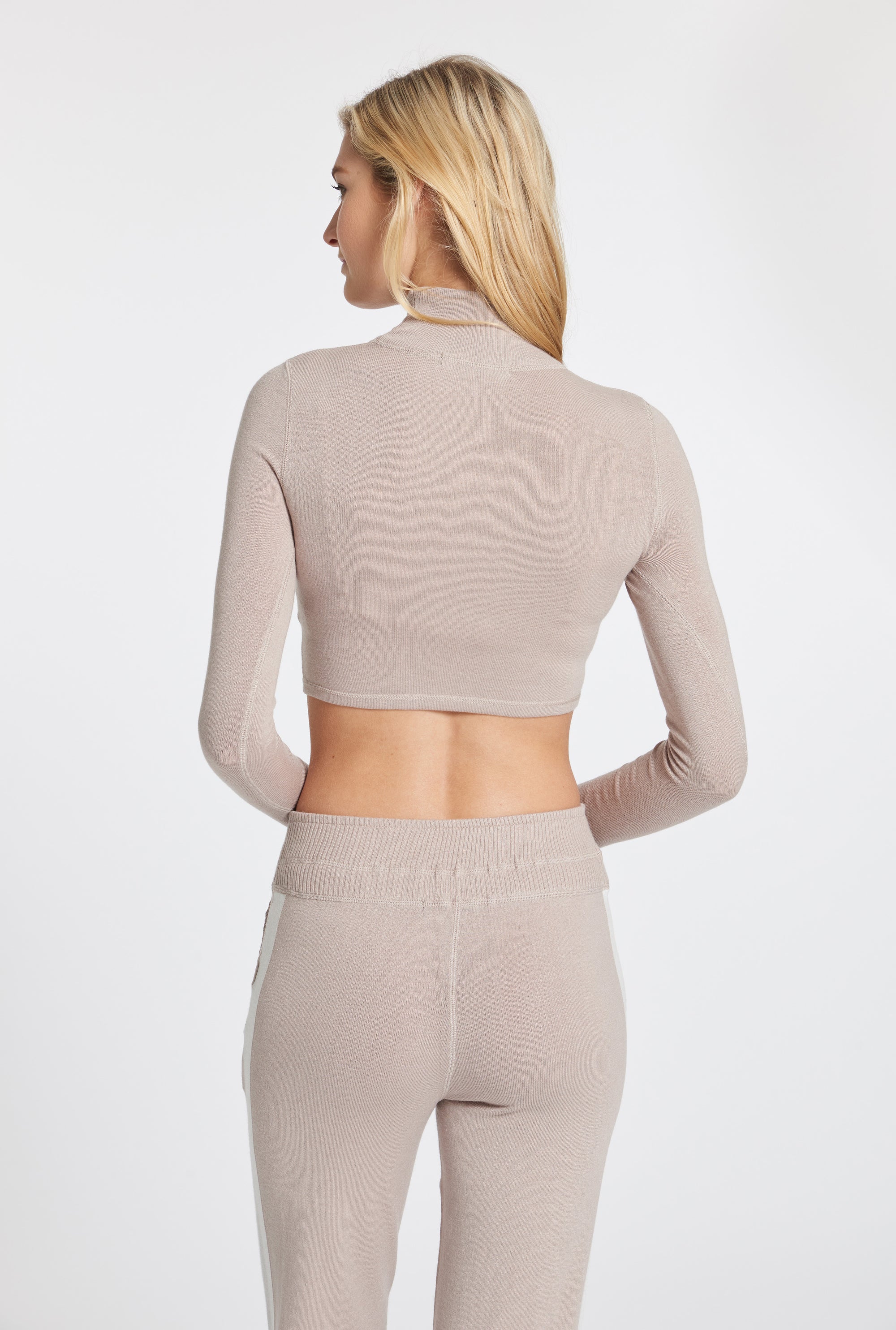 Latte Cashmere Mykonos Crop,var-7265601847354,var-7265601880122,var-7265601912890,var-7265601945658,var-7265601978426